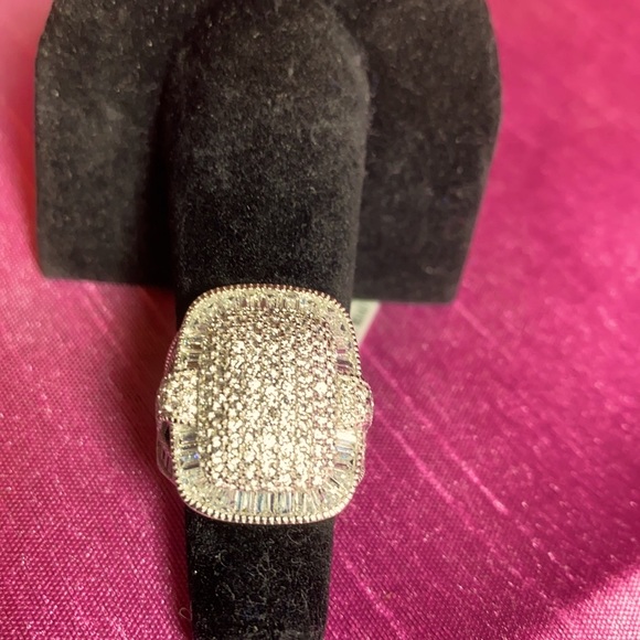 Bella Luce Diamond Simulant Ring - Picture 9 of 10